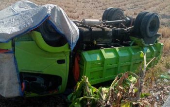 Truk Antre Solar Ditabrak dari Belakang, Terguling hingga Masuk Persawahan di Soppeng