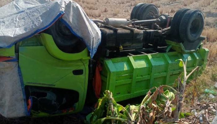 Truk Antre Solar Ditabrak dari Belakang, Terguling hingga Masuk Persawahan di Soppeng
