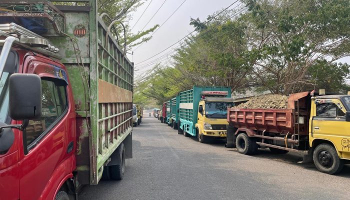 Antrean Panjang Truk Mengular di SPBU 7490882 Lalabata Soppeng, Maraknya Pembelian Solar Menggunakan Jerigen Tuai Sorotan