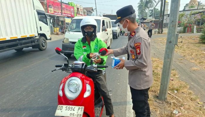 Kapolsek Pattallassang Turun Langsung ke Jalan, Bagikan Masker kepada Pengendara Motor di Takalar