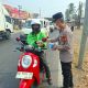 Kapolsek Pattallassang Turun Langsung ke Jalan, Bagikan Masker kepada Pengendara Motor di Takalar