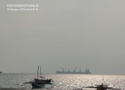 DI BALIK KABUT ASAP, AKTIVITAS PEMUATAN MATERIAL DAN NASIB RIBUAN PEKERJA