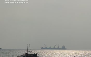 DI BALIK KABUT ASAP, AKTIVITAS PEMUATAN MATERIAL DAN NASIB RIBUAN PEKERJA